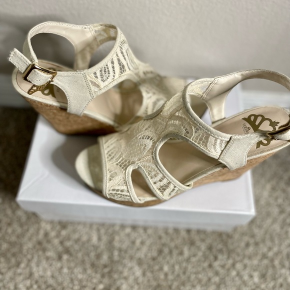 Cream lace wedge heels - Picture 3 of 5